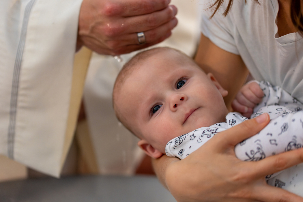 Die Taufe ist das erste Sakrament. Durch sie wird ein Mensch in die Glaubensgemeinschaft der Christen aufgenommen. Das Sakrament hat seinen Ursprung in der Taufe Jesu durch Johannes im Fluss Jordan. In der Taufe bezeichnet das Wasser sowohl für den T